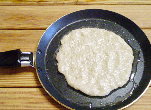 1. Этап. Лепешки с творогом диетические: 6. Смажьте кисточкой сковороду, перенесите осторожно лепешку и растяните немного пальцами. Жарьте.