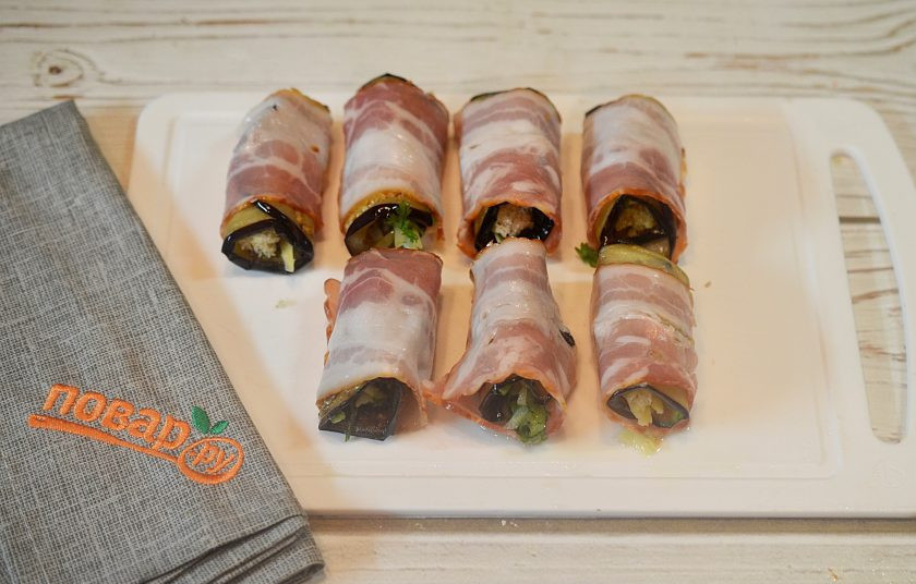 1. Этап. Рулетики из баклажанов с беконом: 6. Оберните каждый рулетик ломтиком бекона.