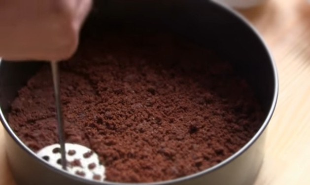 1. Этап. Чизкейк без выпечки с творогом: 3. В разъемную форму выложите крошки и плотно утрамбуйте.