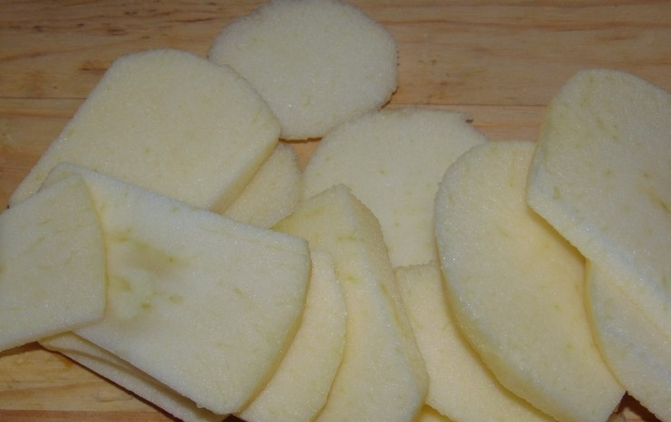 1. Этап. Шарлотка в аэрогриле: Яблоки нарежьте любой формы. Лучше всего снимите кожицу.