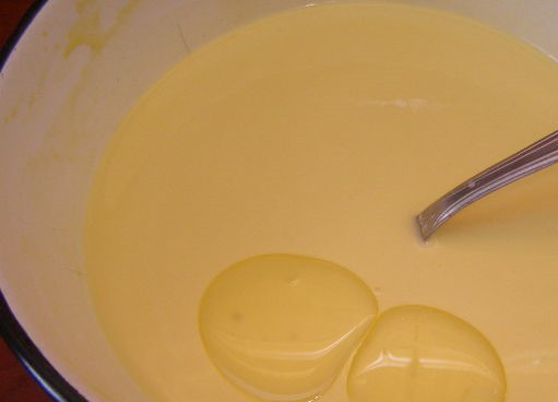 1. Этап. Нежные блинчики: 3. Аккуратно влейте подсолнечное масло, после чего снова тщательно перемешайте.