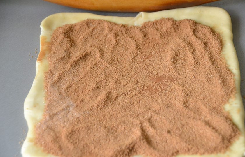 1. Этап. Печенье Арлетт: Выложите на тесто смесь сахара и корицы равномерным слоем.