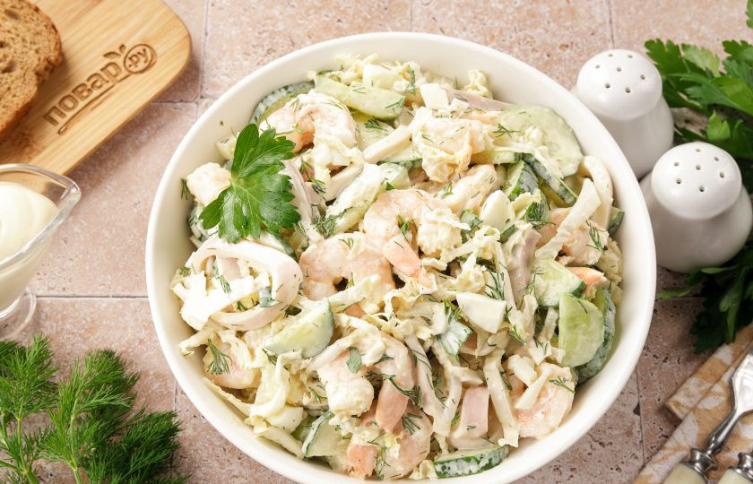 1. Этап. Салат с кальмаром, креветками и огурцом: Приятного аппетита!