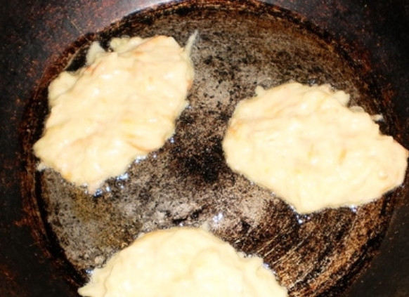 1. Этап. Котлеты из моркови и кабачков: Выкладывайте фарш на разогретую сковороду с помощью ложки и обжаривайте котлеты с двух стон. На стол можно подать со сметаной.