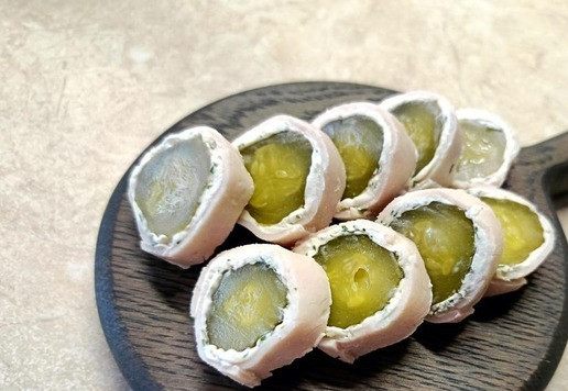 1. Этап. Закусочные роллы из ветчины с огурцом: Вот такие алкороллы получаются! :)