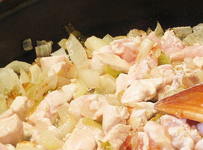 1. Этап. Тарталетки с курицей и грибами: Порежьте филе на очень мелкие кусочки и отправьте к луку на сковороду. Жарьте минут 10, затем добавьте порезанные грибы, и готовьте еще 5 минут.