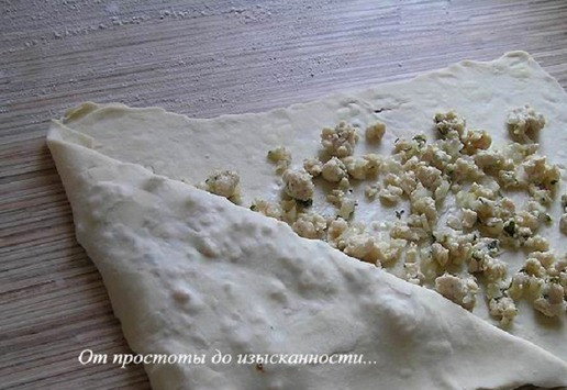 1. Этап. Балканские пирожки от Сержа Марковича: Если будете использовать слоеное тесто, как у меня, то разделите его на 3 части, каждую тонко раскатайте в прямоугольник и так же сверните в треугольный пирожок. Пирожки получаются большие, по-сербски!