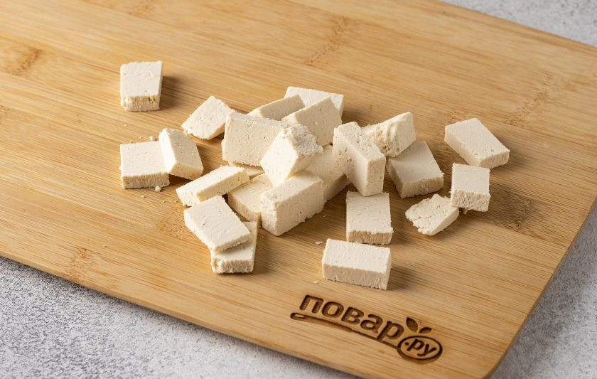 1. Этап. Оранжевый салат с мандаринами и хурмой: Сыр нарежьте небольшими кубиками.