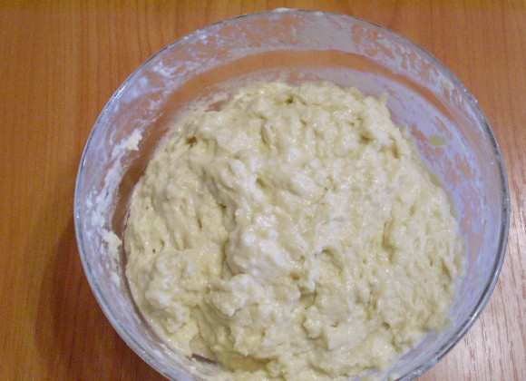 1. Этап. Клубничный пирог на кефире: 5. Замешиваем тесто для пирога. Оно выходит плотное, густое.