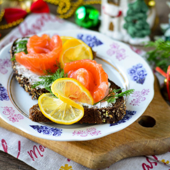 Бутерброды с красной рыбой и лимоном