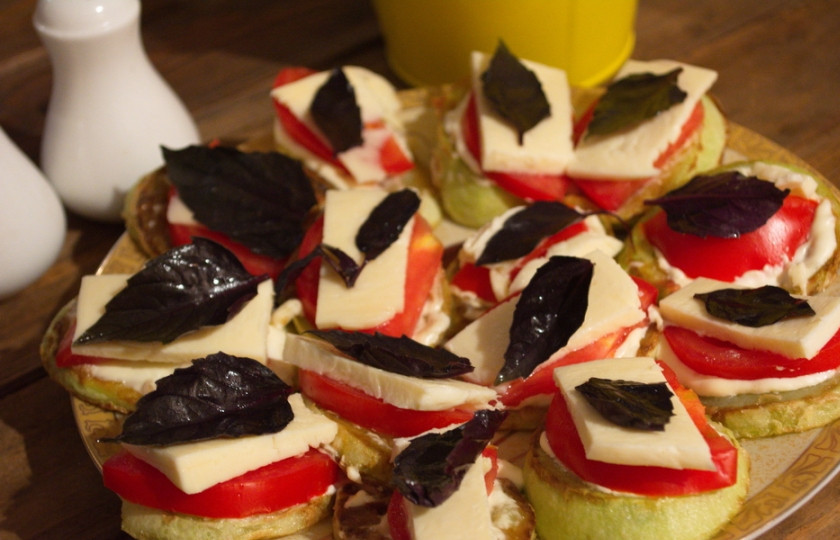 1. Этап. Жареные кабачки с помидорами и сыром: Подайте к столу. Приятного аппетита.