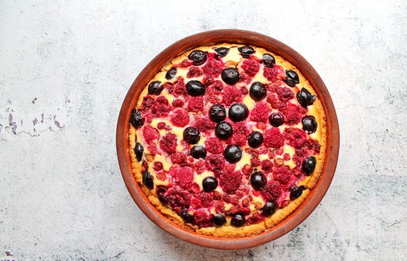 1. Этап. Ягодный пирог с маскарпоне: Форму с пирогом поставьте в горячую духовку и выпекайте при температуре 180 градусов в течение 40-45 минут. Тесто должно стать румяным, а начинка должна уплотниться и перестать трястись. Готовый пирог достаньте из духовки и дайте полностью остыть, достаньте из формы.