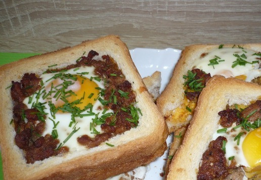 1. Этап. Горячие сэндвичи с фаршем индейки: Готовые сэндвичи сверху посыпьте зеленью и можно подавать к столу.