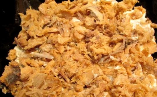 1. Этап. Салат с рисом и горбушей: Горбушу разминаем вилочкой и кладем равномерно поверх риса.