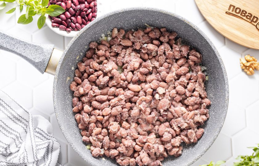 1. Этап. Лобио из красной фасоли (классический рецепт): Когда фасоль сварится, переложите ее в сковороду.