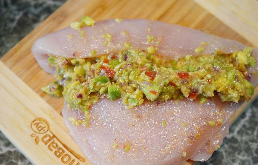 1. Этап. Курочка Гуакамоле (деликатес): Посолите, поперчите и выложите с краю начинку.