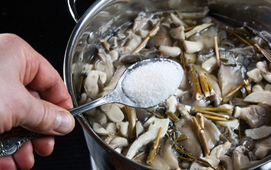 1. Этап. Маринованные вешенки с лимонной кислотой: 3. Теперь добавим воду, чтоб покрывала грибы, и как только она закипит - добавим соль, сахар и лимонную кислоту.