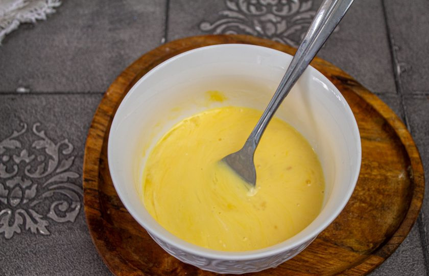 1. Этап. Трёхслойный торт-омлет: Соедините продукты между собой. Колбасный сыр натрите на мелкой терке.