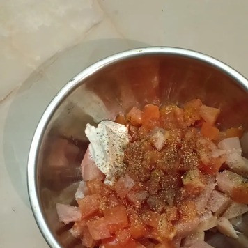 1. Этап. Запеканка из курицы с помидорами: В глубокую миску выложить нарезанное филе и помидоры, добавить специи, соль, и 1ст. л. сметаны.