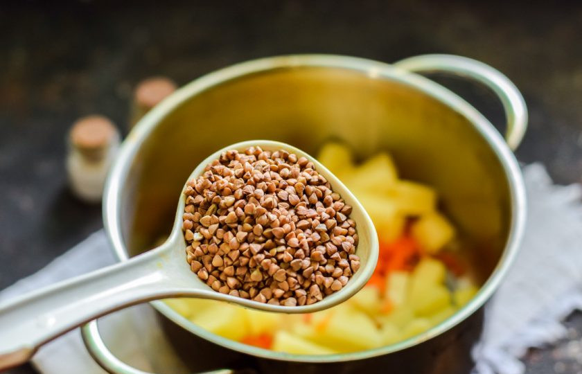 1. Этап. Картофельный суп с гречкой: Сложите все овощи в кастрюлю, добавьте сразу промытую и высушенную гречневую крупу.