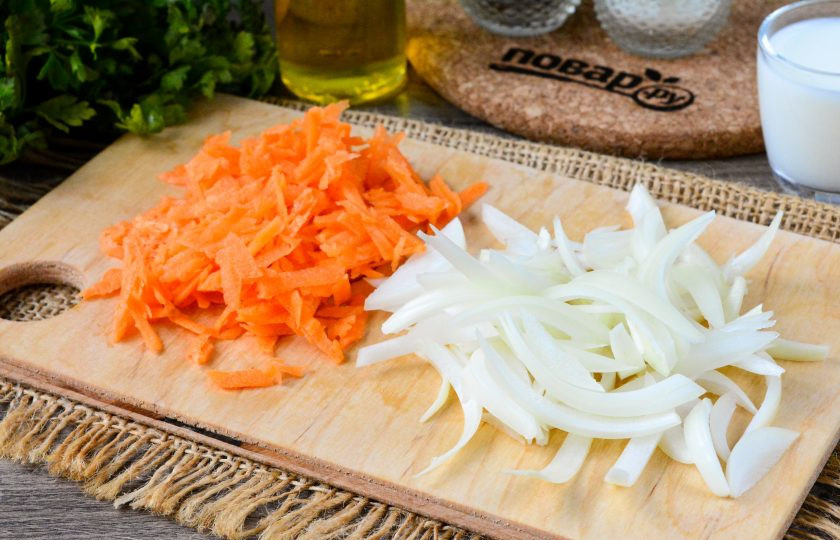Макароны с куриной печенью 1. Этап. Макароны с куриной печенью: Почистите репчатый лук и морковь. Лук нарежьте полукольцами, а морковь натрите на любой подходящей терке.