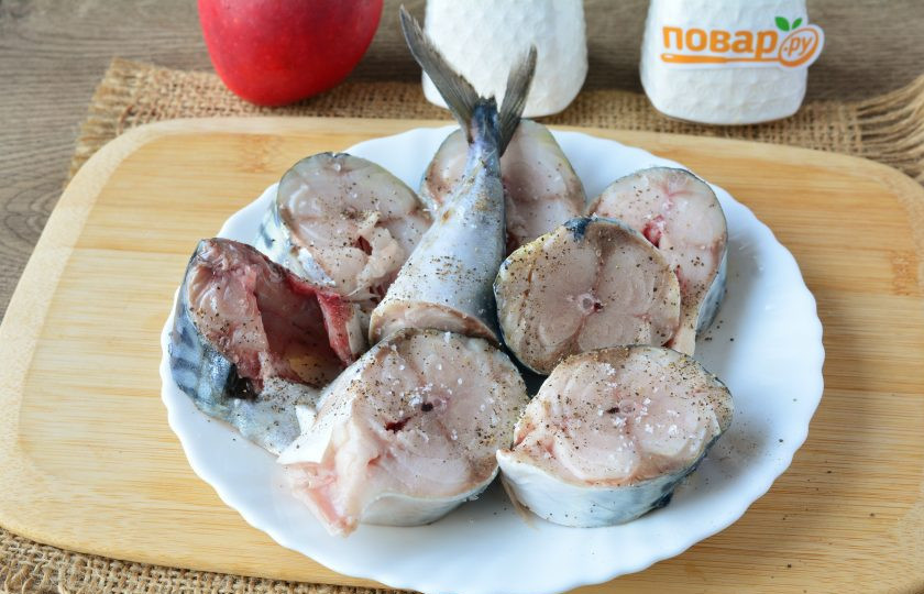 1. Этап. Скумбрия с яблоками запеченная в духовке: Рыбу посолите и поперчите.