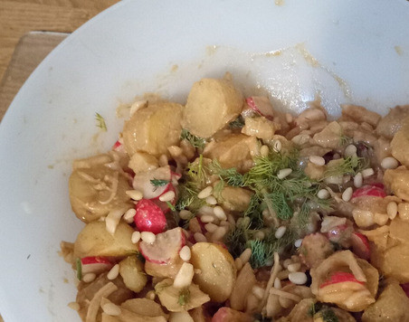 1. Этап. Острый картофельный салат с арахисовым маслом: Перемешать Посыпать зеленью и кедровыми орешками. Приятного аппетита!