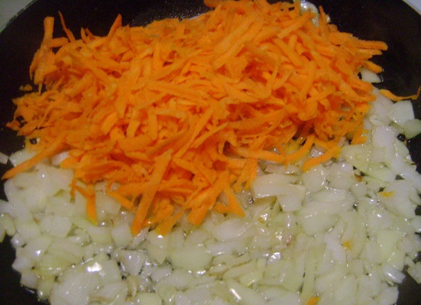 1. Этап. Суп с вермишелью в мультиварке: Теперь нарезаем мелко вторую луковицу и трем морковку на крупной терке. Обжариваем овощи на сковороде до мягкости.