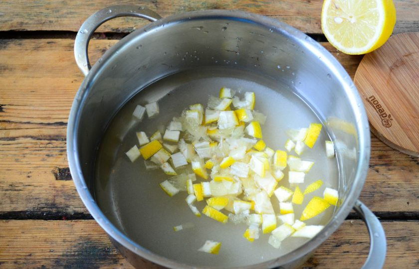 1. Этап. Варенье из крыжовника с лимоном на зиму: В воде растворите сахар, добавьте лимон и доведите сироп до кипения.