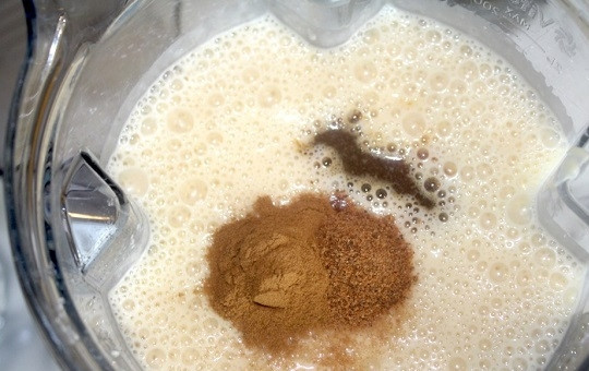 1. Этап. Пирог с начинкой из фасоли: 5. Добавьте ванильный экстракт, корицу, мускатный орех.