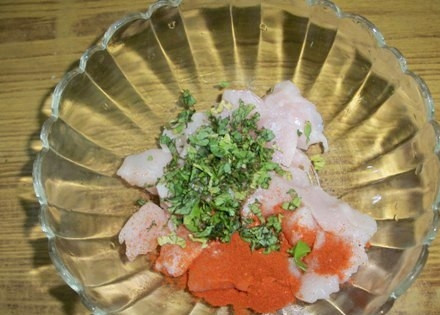 1. Этап. Самые вкусные наггетсы: 3. Нарежьте мелко пару веточек свежего кориандра и добавьте к курице.