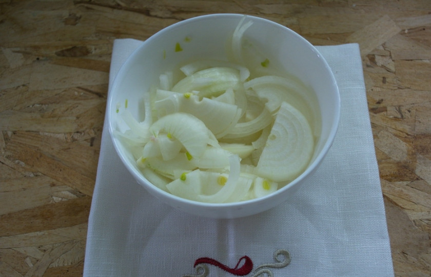 1. Этап. Мясо с овощами в горшочках: Репчатый лук нарезать полукольцами.