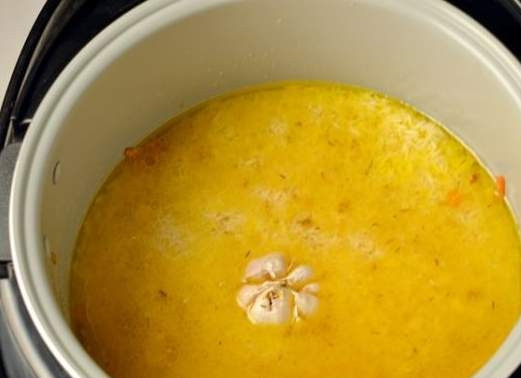 1. Этап. Плов из свинины в мультиварке: Наливаем горячую воду и включаем режим 