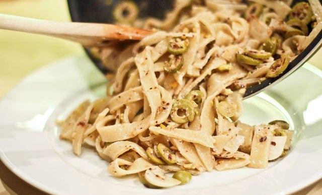 1. Этап. Паста с фисташками и оливками: Раскладываем пасту по тарелкам, прямо на тарелках слегка присыпаем пармезаном. Можно брызнуть оливкового масла. Кушать подано, бон апетито :)