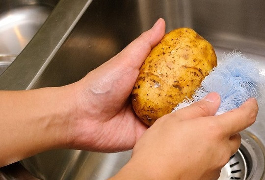 1. Этап. Ужин на скорую руку из картошки: 1. Картофель вымойте под проточной водой и потрите чистой щеточкой.