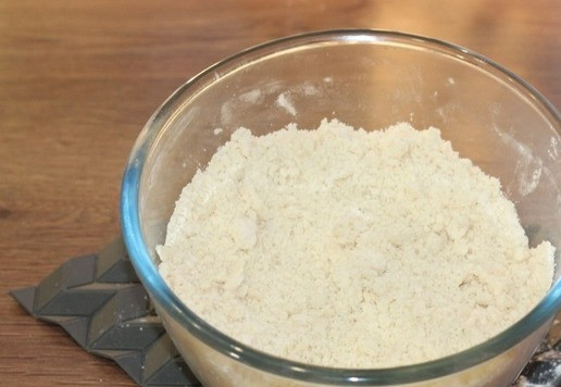 1. Этап. Вкусные ракушки с начинкой из индейки: 2. Муку перетираем с маслом в сливочную крошку.