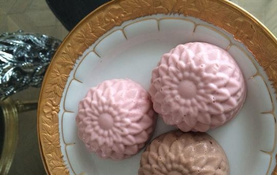 1. Этап. Творожное суфле с желатином: Оставьте суфле на ночь в холодильнике. Подавайте десерт, достав его из формы. Кстати, в одни формы можно добавить какао, а в другие, например, сироп. Приятной дегустации!