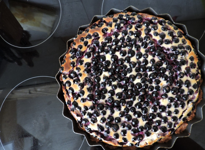 1. Этап. Пирог с творогом и смородиной: Оставьте пирог в разогретой до 180 градусов духовке на 35-45 минут.