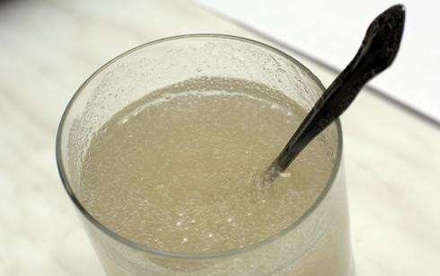 1. Этап. Желейный торт с фруктами: 3. Желатин залить водой и развести до однородности. Параллельно взбить сливки до плотных пиков.