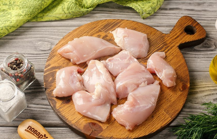 1. Этап. Курица по-арабски в духовке: Филе промойте, обсушите и нарежьте порционными кусками.