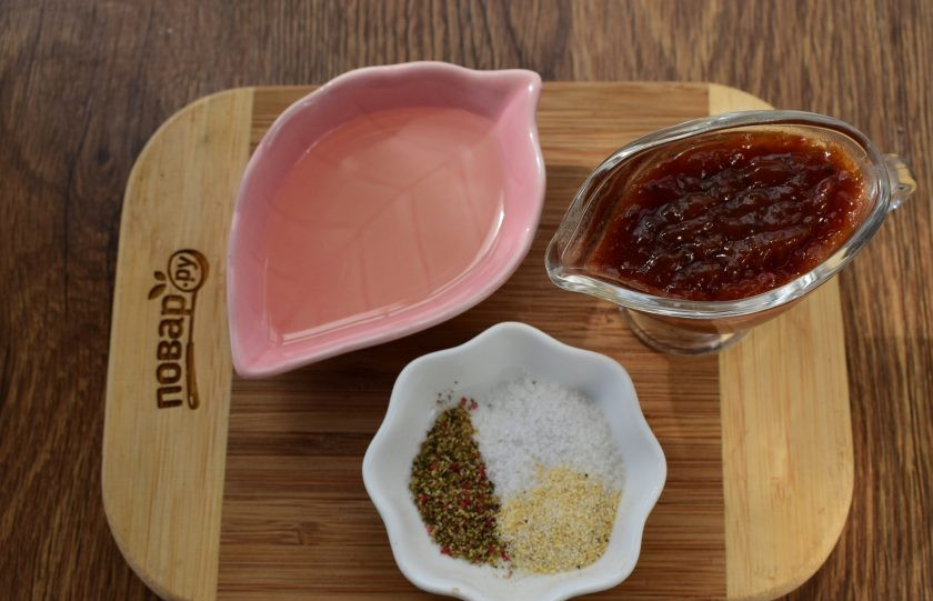 1. Этап. Курица, запеченная в ткемали: Подготовьте ингредиенты для маринования курицы. Соус Ткемали смешайте с растительным маслом, соль — со специями и сушеным чесноком.