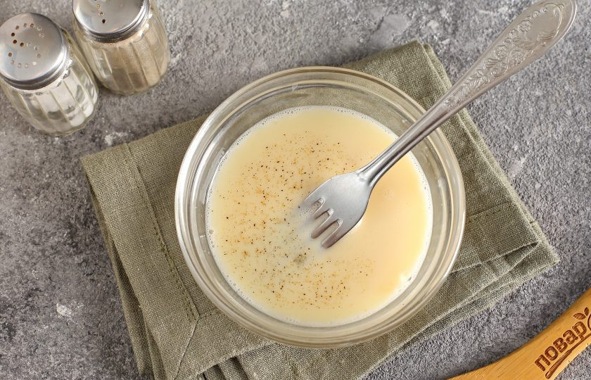 1. Этап. Диетическая печень: Яйцо взбейте с солью, добавьте молоко и перемешайте.