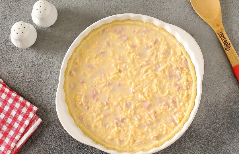 1. Этап. Киш по Джейми Оливеру: Переложите ветчину в форму с тестом и полейте равномерно яично-сливочной массой. Запекайте в духовке при температуре 180 градусов около 50 минут.