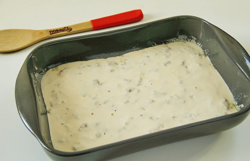 1. Этап. Студенческий пирог: Полейте начинку остатками теста. Выпекайте при 180 градусах около 30 минут.