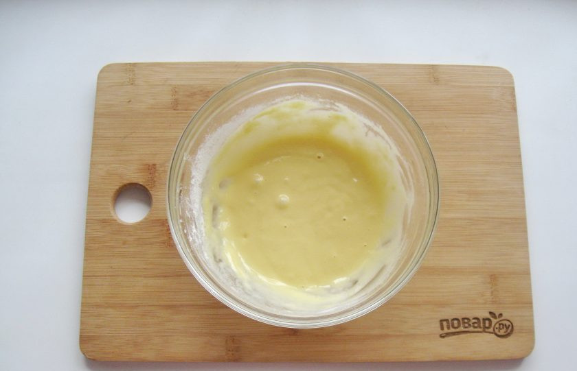 1. Этап. Гороховый суп с клецками: Перемешайте яйцо с мукой и солью. Добавьте немного воды, чтобы тесто было, как жидкая сметана.