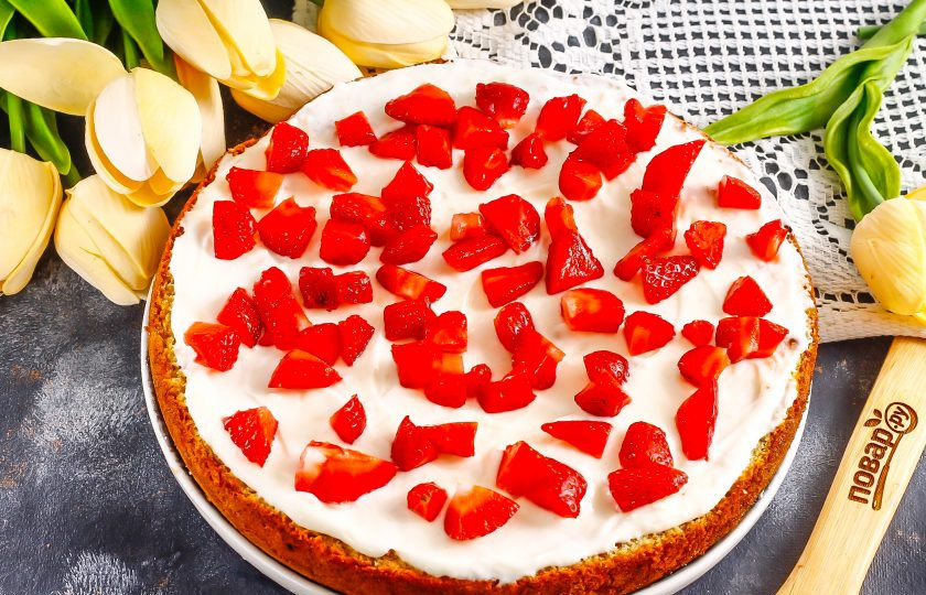 1. Этап. Японский торт с клубникой: Разрежьте бисквит на несколько коржей, смажьте нижний корж кремом. Промойте оставшуюся клубнику и подсушите, удалите хвостики. Нарежьте половину кубиками и выложите на крем.