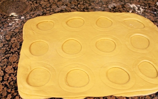 1. Этап. Булочки с творогом и изюмом: 14. Аккуратно вырежьте кружочки меньшего объема из верхнего пласта и выньте их.