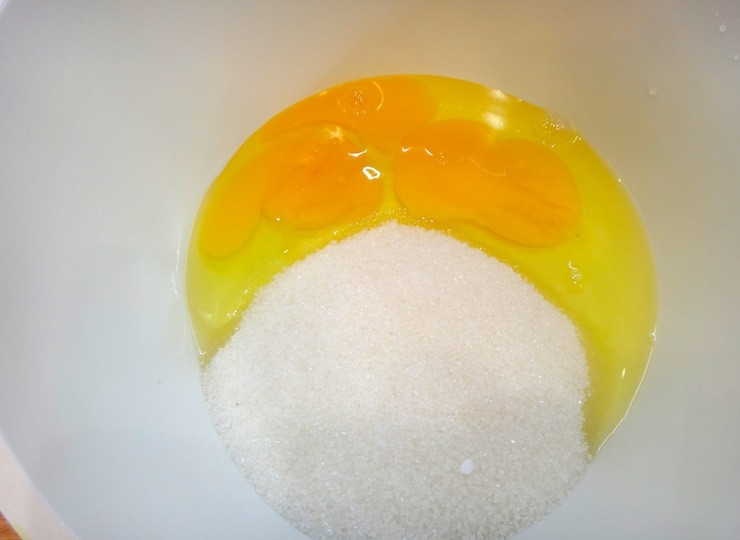 1. Этап. Тарталетки с фруктами в желе: Добавьте сахар.