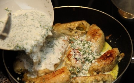 1. Этап. Куриные рулеты в молоке: Измельчите укроп и чеснок, затем смешайте с молоком, сметаной, солью и перцем. Залейте приготовленной смесью рулетики.