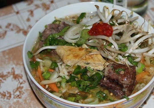 1. Этап. Суп Кукси: 8. Отварите лапшу. Когда все ингредиенты готовы, можно собирать суп: в тарелку выложите мясо, овощи, лапшу, омлет и залейте бульоном. Приятного аппетита!